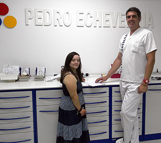 Firma contrato Bea en Laboratorio Pedro Echeverría