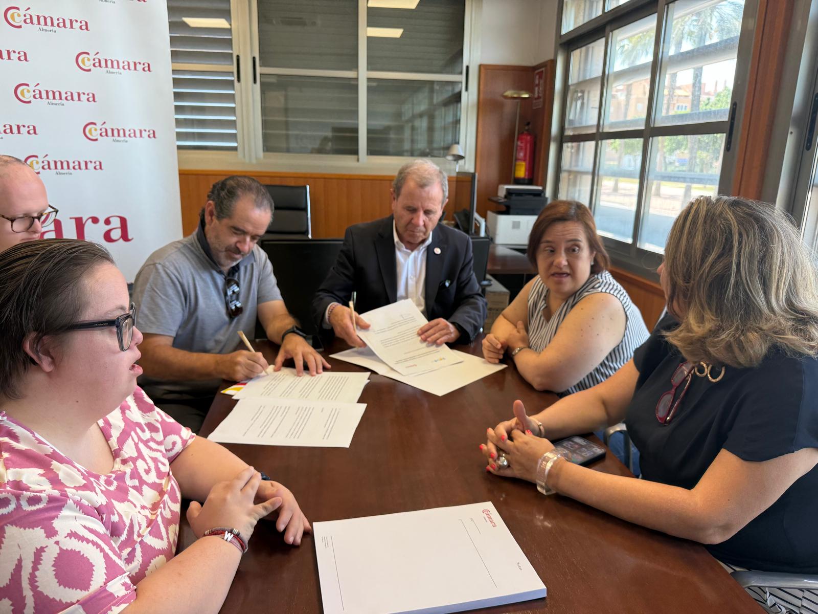 Firma de convenio con la Cámara para impulsar la inclusión laboral de las personas con síndrome de Down